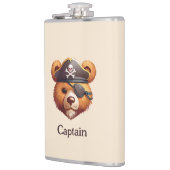 Captain Bear Flachmann (Links)