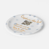 Capture the Liebe add QR scan upload image blue Pappteller (Schrägansicht)