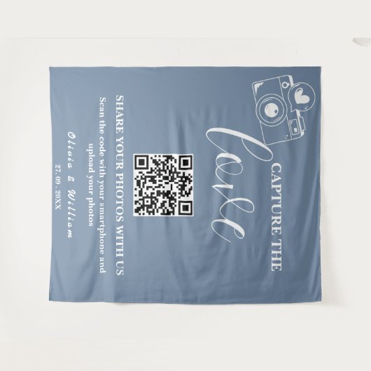 Capture the Liebe Dusty Blue QR Wedding Backdrop Wandteppich (Vorderseite (Horizontal))
