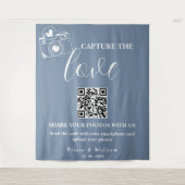 Capture the Liebe Dusty Blue QR Wedding Backdrop Wandteppich (Vorderseite)
