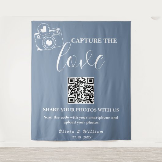 Capture the Liebe Dusty Blue QR Wedding Backdrop Wandteppich (Vorderseite)