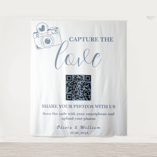 Capture the Liebe Dusty Blue QR Wedding Backdrop Wandteppich (Vorderseite)