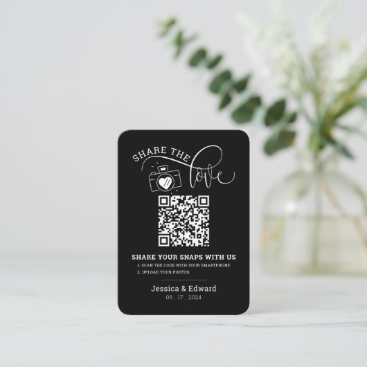 Capture the Liebe QR Code Black Chic Moderne Hochz Platzkarte (Stehend Vorderseite)