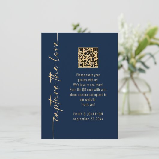 Capture the Love QR Code Navy Gold Wedding Card Einladung (Stehend Vorderseite)