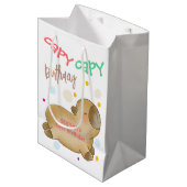Capy-Capybara-Geburtstag Mittlere Geschenktüte (Vorderseite Schrägansicht)