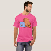 Capybara auf einem Laptop mit Snacks und Drink Cap T-Shirt (Vorne ganz)