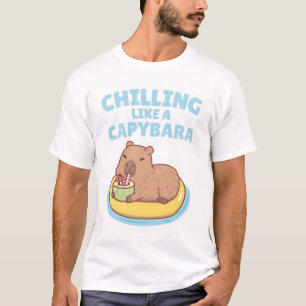 Capybara auf einem Schwimmbad, das wie eine Capyba T-Shirt