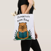 Capybara beim Lesen eines Buches Tasche (Von Nahem)