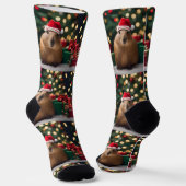 "Capybara Claus: Ein festliches Bokeh-Wunderland" Socken (Gewinkelt)