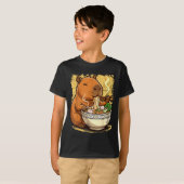 Capybara Eating Ramen Noodles  T-Shirt (Vorne ganz)