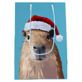 Capybara feierlich in Weihnachtsmannmütze Mittlere Geschenktüte (Rückseite)