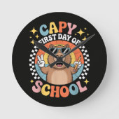 Capybara Froher erster Schultag Runde Wanduhr (Vorderseite)