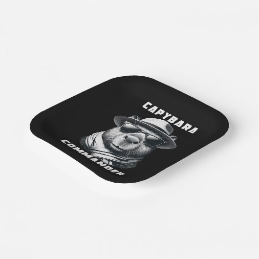 Capybara mit Sonnenbrille Kapitän Pappteller (Gewinkelt)