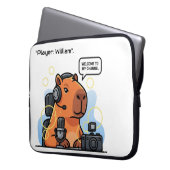 Capybara Streamer Laptop Sleeve – Custom Name or C (Vorderseite Links)