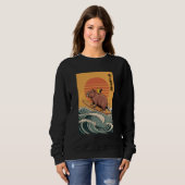 Capybara Surfing Japanese Retro Sunset Sweatshirt (Vorne ganz)