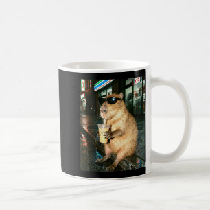Capybara trinkt eisgekühlten Kaffee, Capybara-Foto Kaffeetasse