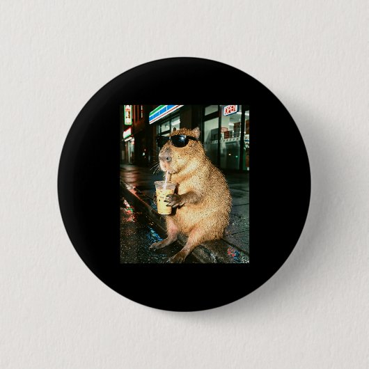 Capybara trinkt Eiskaffee, Capybara Foto Meme Button (Vorderseite)