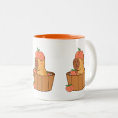 Capybara und Peach-Tasse | Niedlicher Fruchtkaffee Zweifarbige Tasse (VorderseiteRechts)