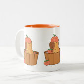 Capybara und Peach-Tasse | Niedlicher Fruchtkaffee Zweifarbige Tasse (Vorderseite Links)