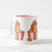 Capybara und Strawberry-Tasse | Niedlich Fruchtübe Zweifarbige Tasse (Vorderseite Links)