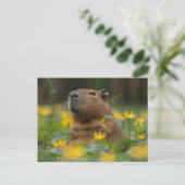 Capybara unter den Gelben Lilien Postkarte (Stehend Vorderseite)