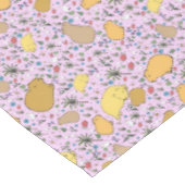 Capybaras in Rosa Tischdecke (Schrägansicht)