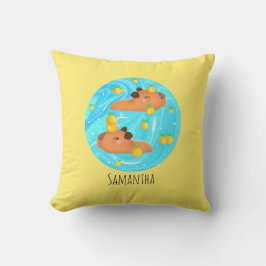 Capybaras in Wasser mit Orangen Kissen