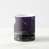 Car in desert night kaffeetasse (Mittel)