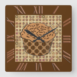 Caramel Frosted Cupcake with Sprinkles Quadratische Wanduhr