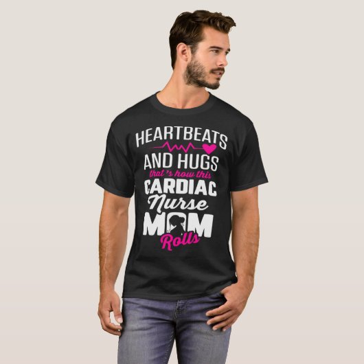 Cardiac Nurse Mom Cardiology Heartbeats and Hugs   T-Shirt (Vorne ganz)