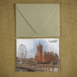 Cardiff Wales UK Vintage Travel Postkarte<br><div class="desc">Dies ist eine wunderschöne Postkarte von Cardiff mit einem Panoramablick auf die Hauptstadt Wales,  Großbritannien. Dieses Produkt ist eine tolle Reise-Andenken und Geschenkidee für jeden Touristen und Besucher des britischen Reiseziels. Jetzt kaufen.</div>