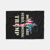 Care stimmt immer noch mit Trump über die patrioti Fleecedecke (Vorderseite (Horizontal))