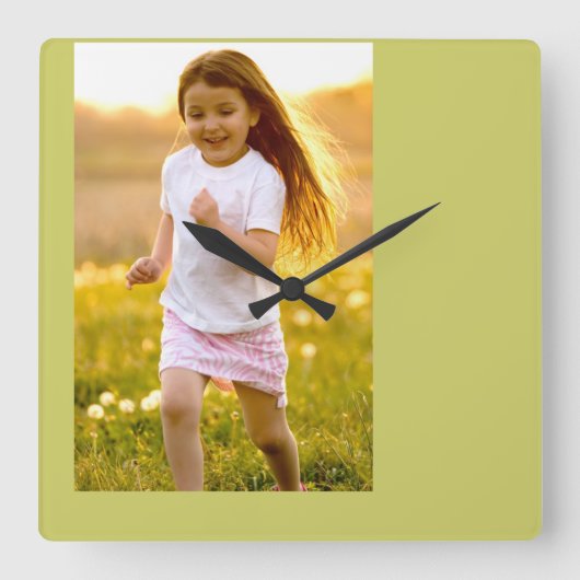 Carefree Happy Girl Running at Sunset Foto Clock Quadratische Wanduhr (Vorderseite)