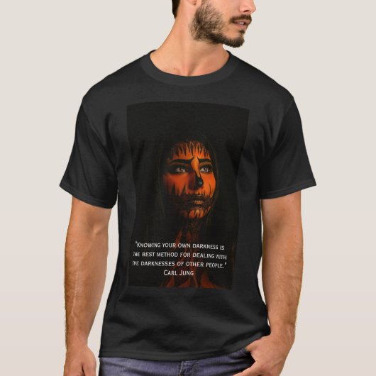 Carl Jung über Dunkelheit im Selbst T-Shirt (Vorderseite)
