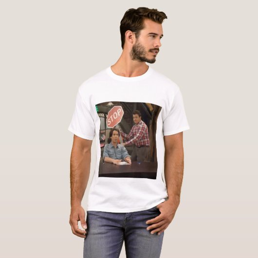 Carly Gibby trifft den Spencer mit einem Stoppschi T-Shirt (Vorne ganz)