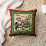 Carmichael Scottie & Santa Christmas Kissen<br><div class="desc">Los geht's,  es ist ein schottischer Hund Weihnachten! Alle für den Weihnachtsmann gekleidet,  sportt er einen Karmichael-Tartan-Bogen. Dieses Weihnachtskissen wird es Spaß machen,  Jahr für Jahr während der Ferienzeit zu kommen,  um Ihre festliche Dekoration zu ergänzen! Gute Ferien!</div>