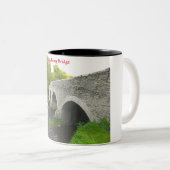 Carnalway Bridge Kildare Zwei-Tone-Tasse Zweifarbige Tasse (VorderseiteRechts)