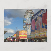 Carnival Midway mit Sno Cone steht im Vordergrund Postkarte (Vorderseite)