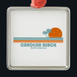 Carolina Beach North Carolina Sun Palm Trees Ornament Aus Metall<br><div class="desc">Seit Ende des 19. Jahrhunderts genießen die Reisenden den Carolina Beach und seine Promenade. Im Laufe der Jahre hat sich dieser Fußgängerweg aus Holz zu zahlreichen Geschäften,  Restaurants und einem Vergnügungspark erweitert.</div>
