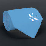 Carolina-Blau | Elegantes Monogramm   Name |einsei Krawatte<br><div class="desc">Ein eleganter, zweiseitiger Kragen mit einem fett-weißen Monogramm auf einem weichen Carolina Blue Hintergrund. Zusätzlich zu diesem Monogramm sitzt Ihr Vor- oder Nachname in allen Hauptstädte. Wenn Sie einen mutigeren Blick auf den persönlichen Namen im großen Buchstaben bevorzugen, können Sie folgendes tun: Benutzen Sie die Funktion Anpassen/Bearbeiten und klicken Sie...</div>