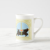 Carousel Bear von June Erica Vess Porzellantasse (Rechts)