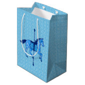 Carousel Horse - Cobalt und Sky Blue Mittlere Geschenktüte (Rückseite Schrägansicht)
