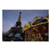Carousel vom Eiffelturm im Abend, Fotodruck (Vorne)