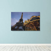 Carousel vom Eiffelturm im Abend, Leinwanddruck (Insitu (Holzboden))