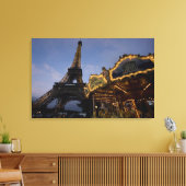 Carousel vom Eiffelturm im Abend, Leinwanddruck (Insitu (Wohnzimmer))