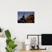 Carousel vom Eiffelturm im Abend, Poster (Heimbüro)