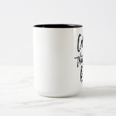 Carpe, dass sich Diem Brush-Zitat Zweifarbige Tasse (Mittel)