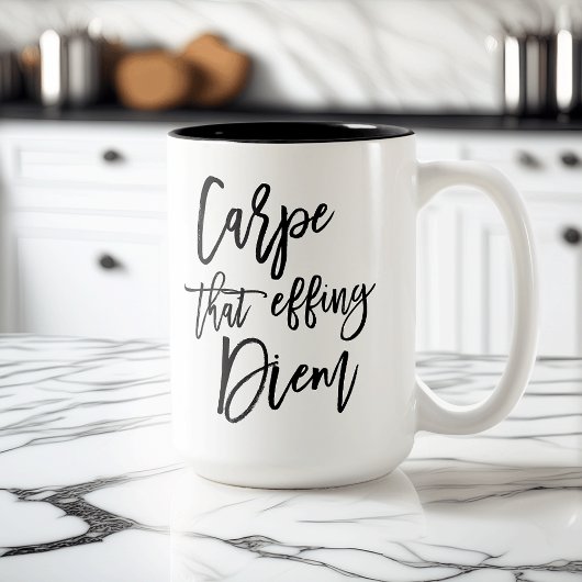 Carpe, dass sich Diem Brush-Zitat Zweifarbige Tasse