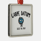 Carpe Datum Seize der Karte Ornament Aus Metall (Rechts)