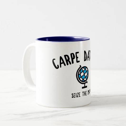 Carpe Datum Seize der Karte Zweifarbige Tasse (Vorderseite Links)